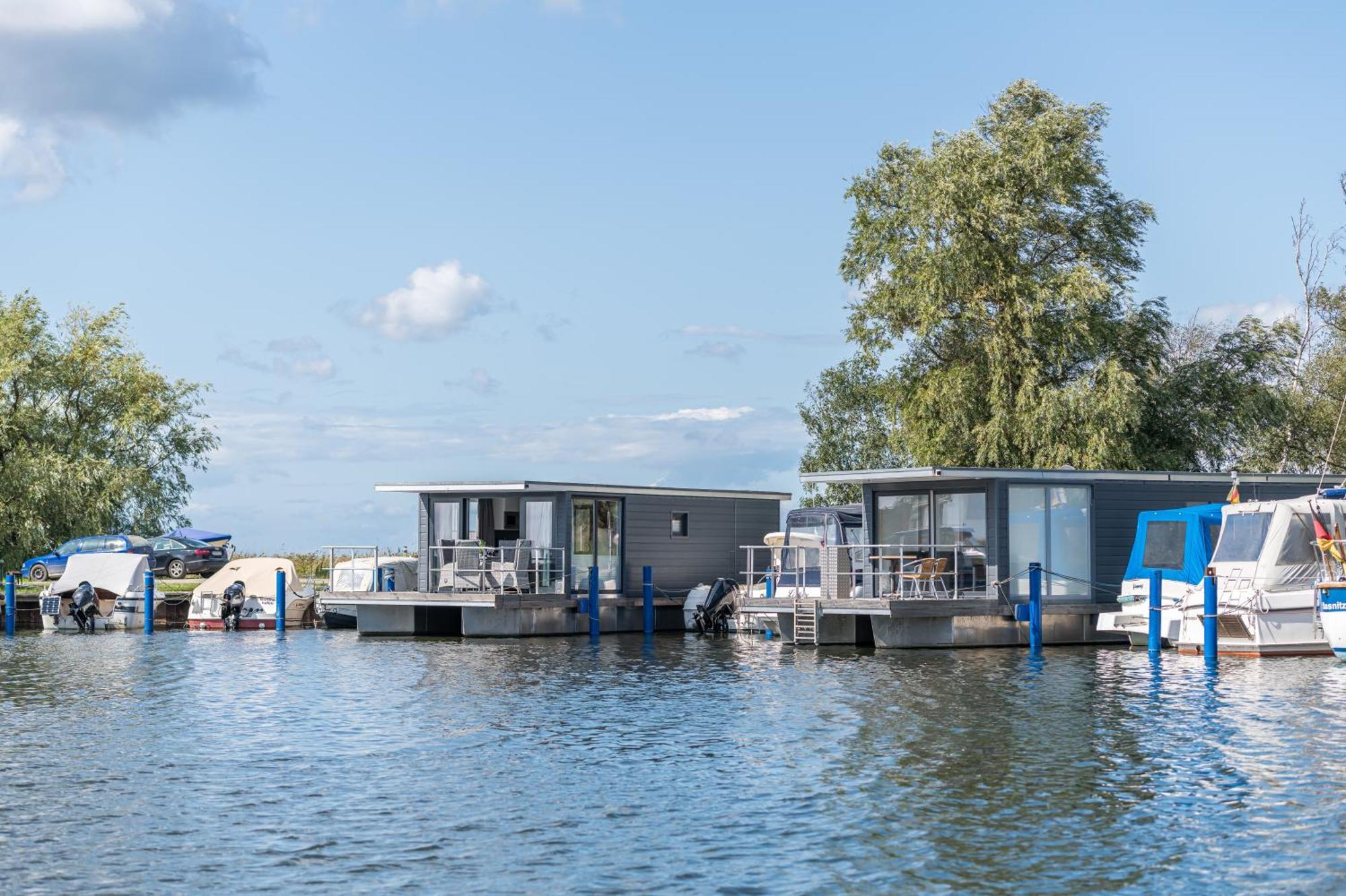 Marina Martinshafen - Lotsenhaus Hotel Neuhof  Exterior photo